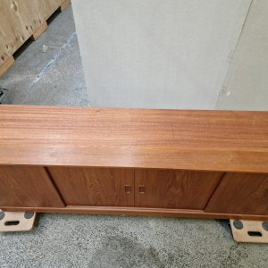 Lav skænk i teak med skydelåger i fire fag - Image 2