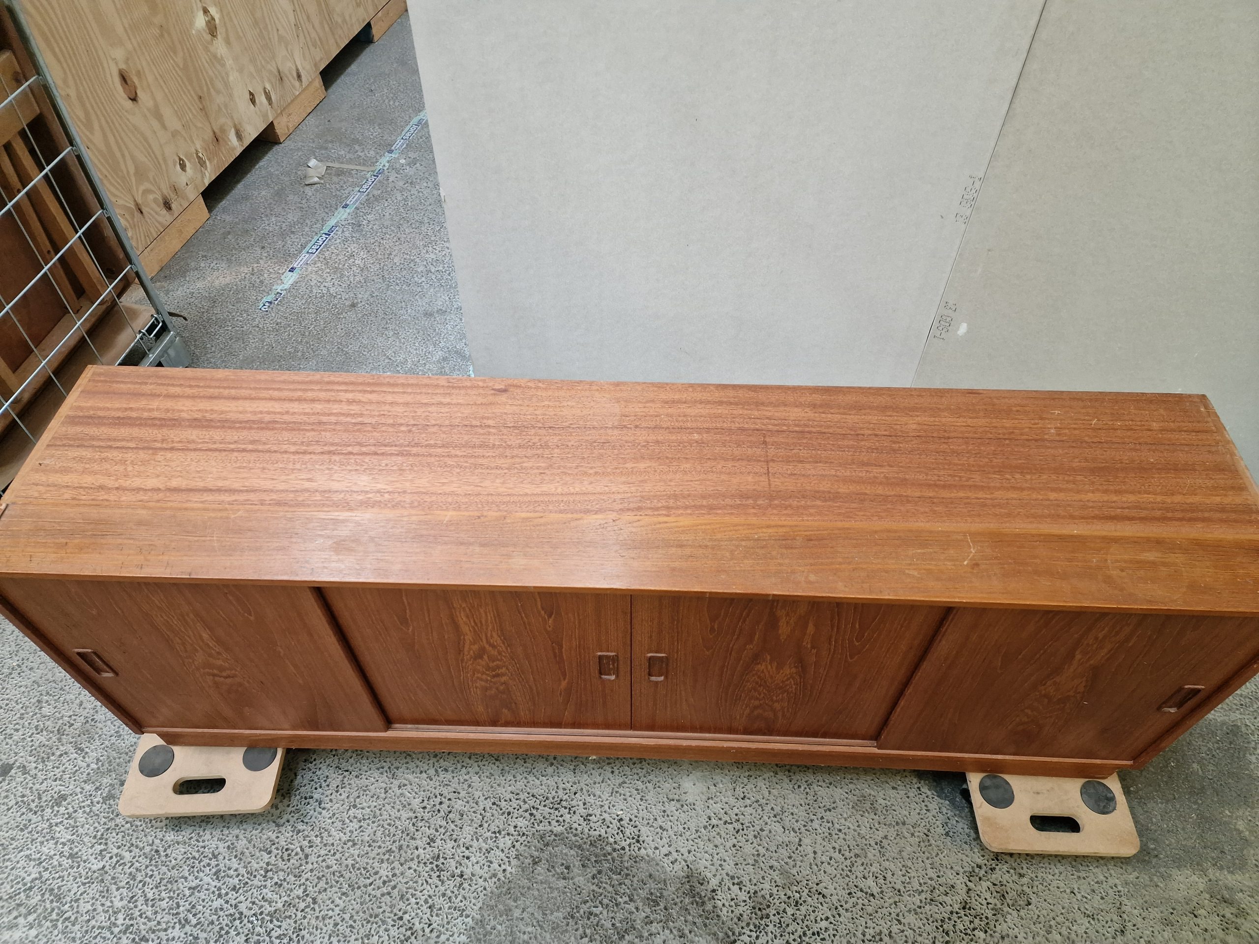 Lav skænk i teak med skydelåger i fire fag - Image 2