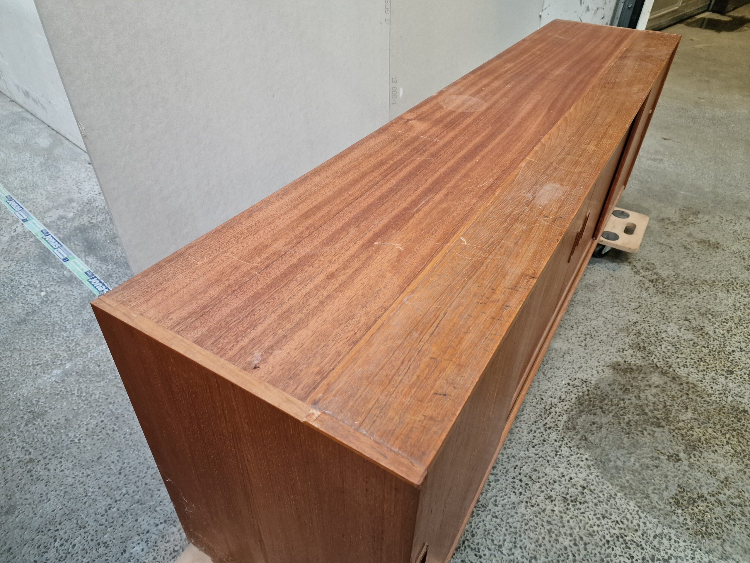 Lav skænk i teak med skydelåger i fire fag - Image 6