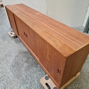 Lav skænk i teak med skydelåger i fire fag - Image 5