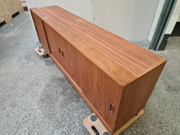 Lav skænk i teak med skydelåger i fire fag