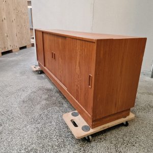 Lav skænk i teak med skydelåger i fire fag - Image 4