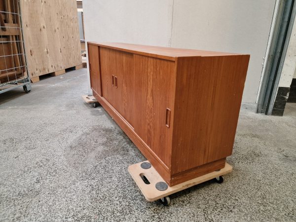 Lav skænk i teak med skydelåger i fire fag