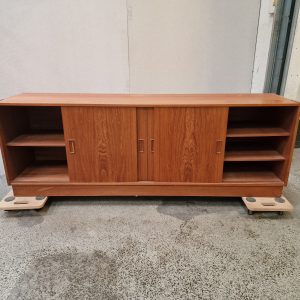 Lav skænk i teak med skydelåger i fire fag - Image 7