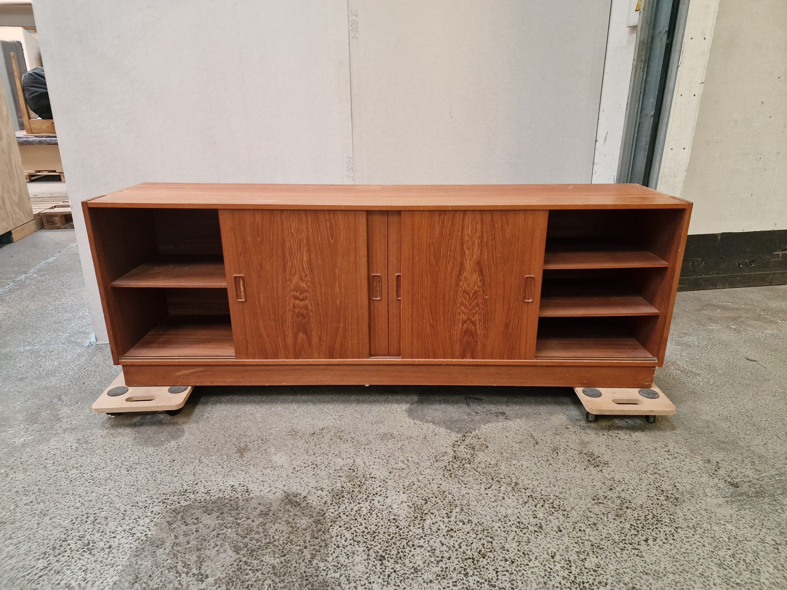 Lav skænk i teak med skydelåger i fire fag - Image 7