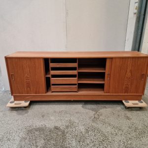 Lav skænk i teak med skydelåger i fire fag - Image 8