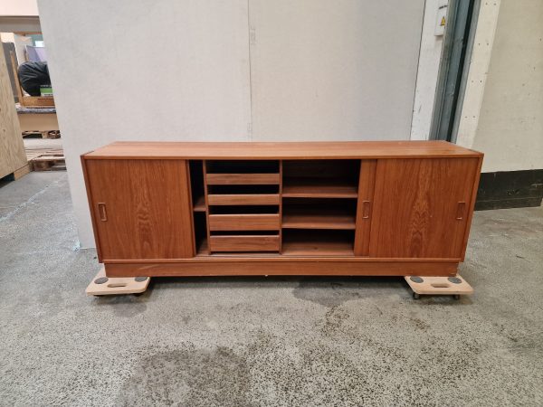 Lav skænk i teak med skydelåger i fire fag