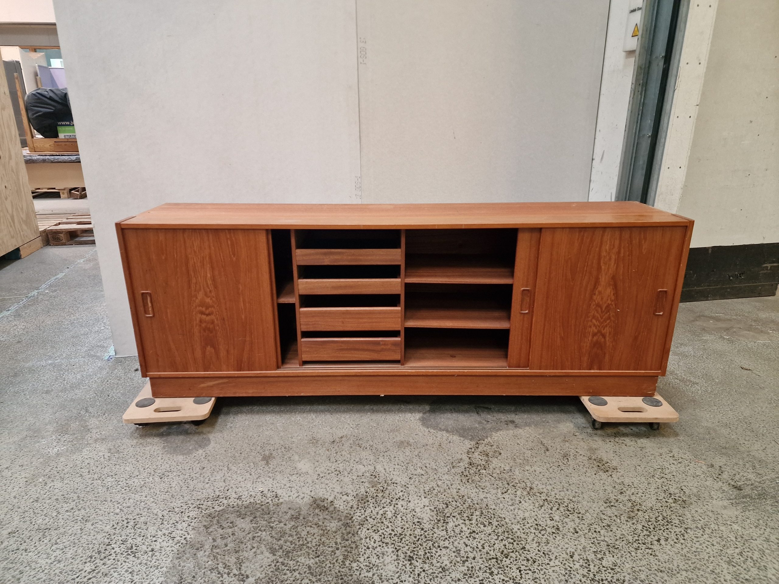 Lav skænk i teak med skydelåger i fire fag - Image 8