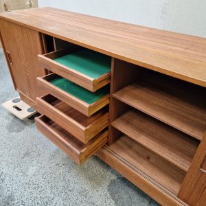 Lav skænk i teak med skydelåger i fire fag - Image 9