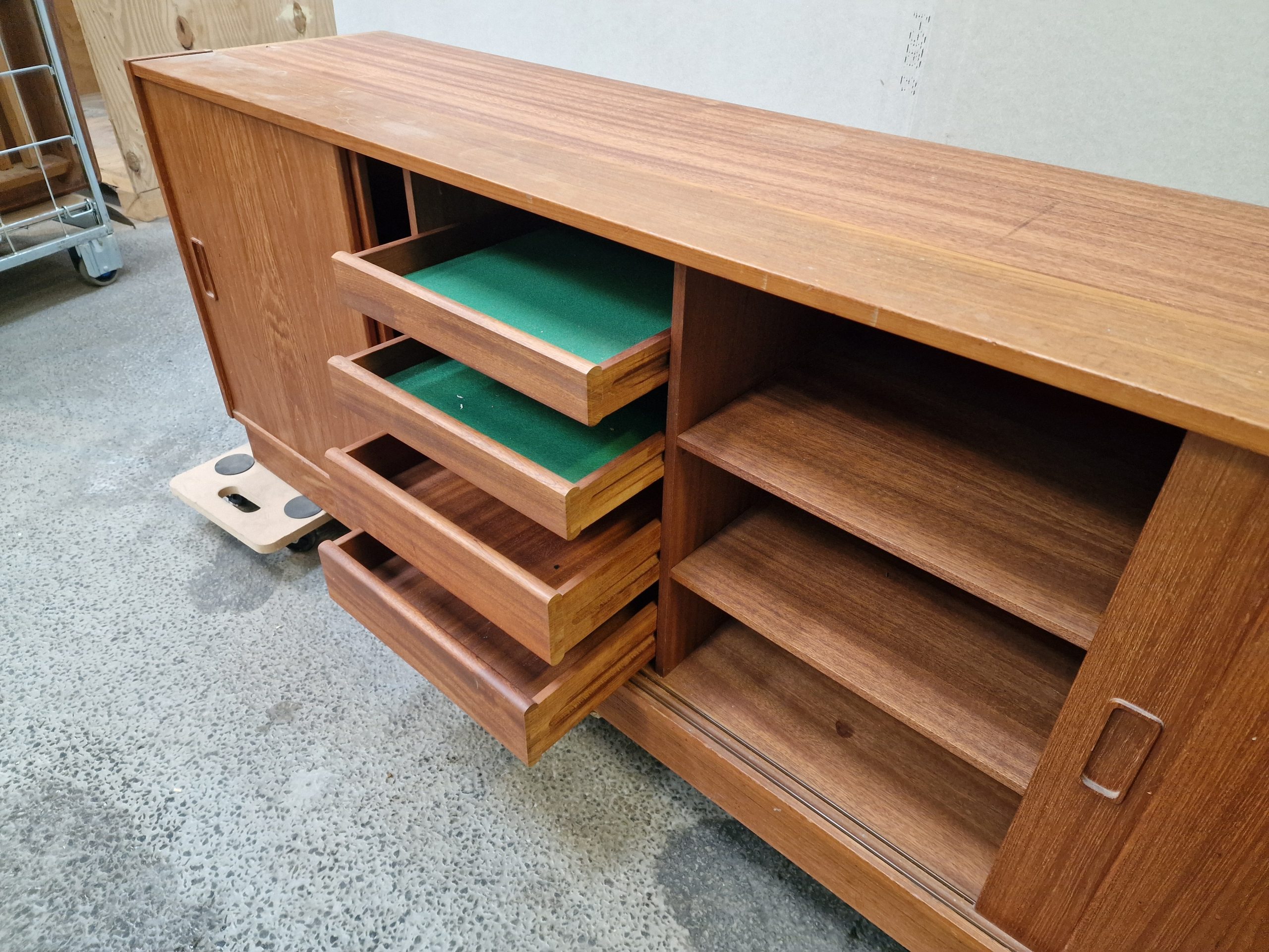 Lav skænk i teak med skydelåger i fire fag - Image 9