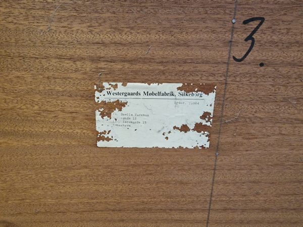 Lav skænk i teak med skydelåger i fire fag