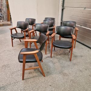 8 stk Erik Kirkegaard armstole i teak med sort polstring