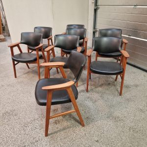 8 stk Erik Kirkegaard armstole i teak med sort polstring