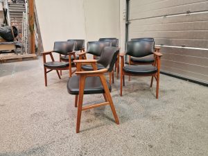 8 stk Erik Kirkegaard armstole i teak med sort polstring