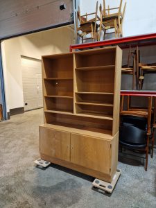 Hundevad skænk i egetræ