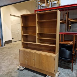 Hundevad skænk i egetræ