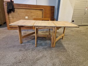 Spisebord i massiv fyrretræ med gateleg-ben