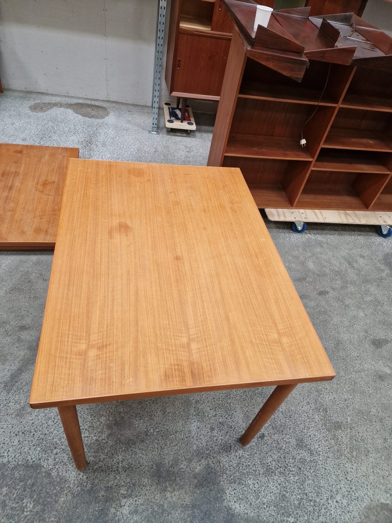 Spisebord/skrivebord i teak