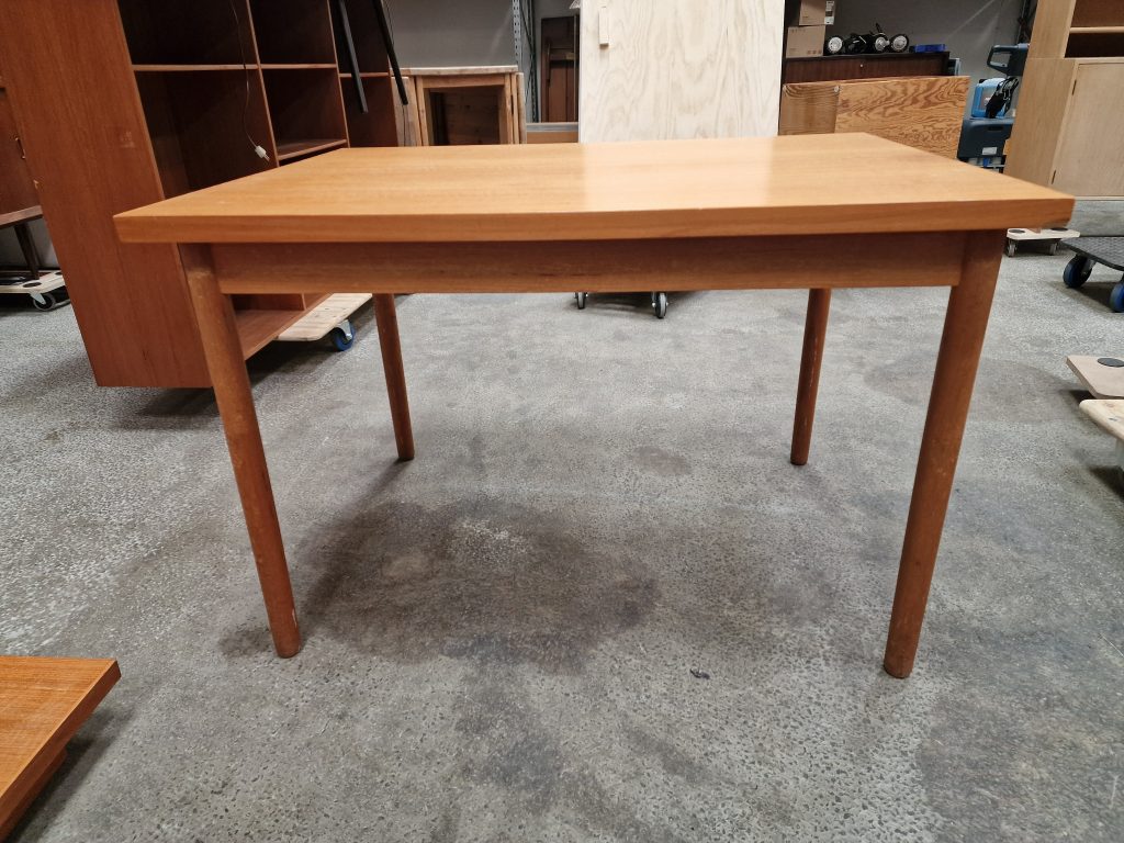 Spisebord/skrivebord i teak