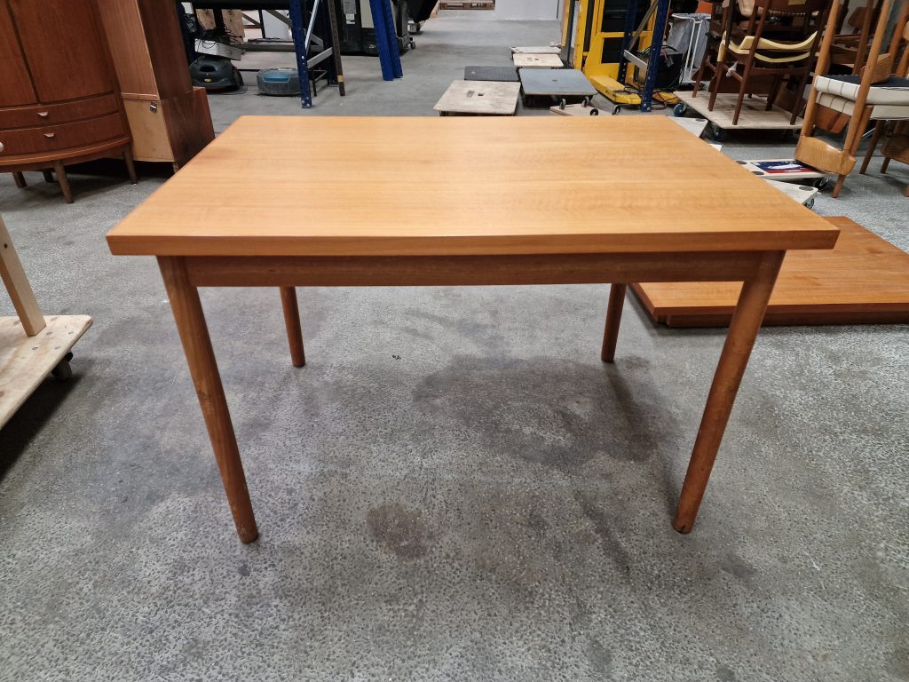 Spisebord/skrivebord i teak