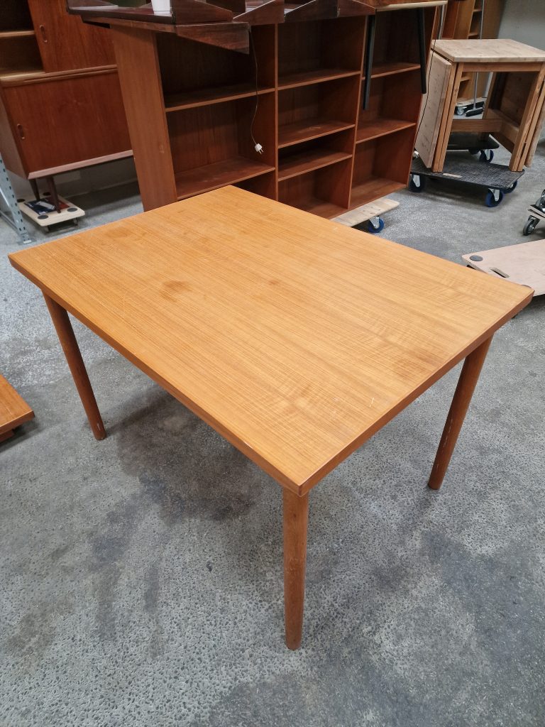 Spisebord/skrivebord i teak