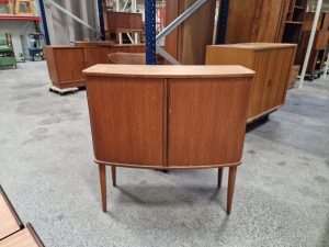 Skab med jalousi låger