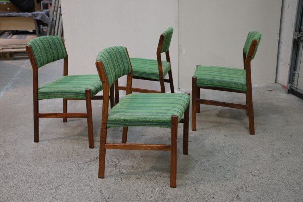 Fire spisestole i massiv palisander og grønstribet polstring