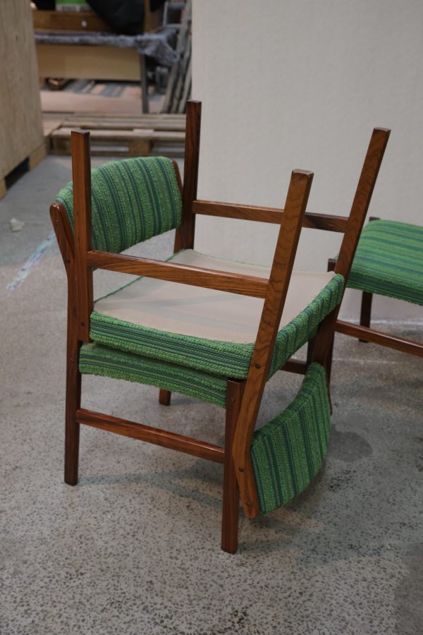 Fire spisestole i massiv palisander og grønstribet polstring