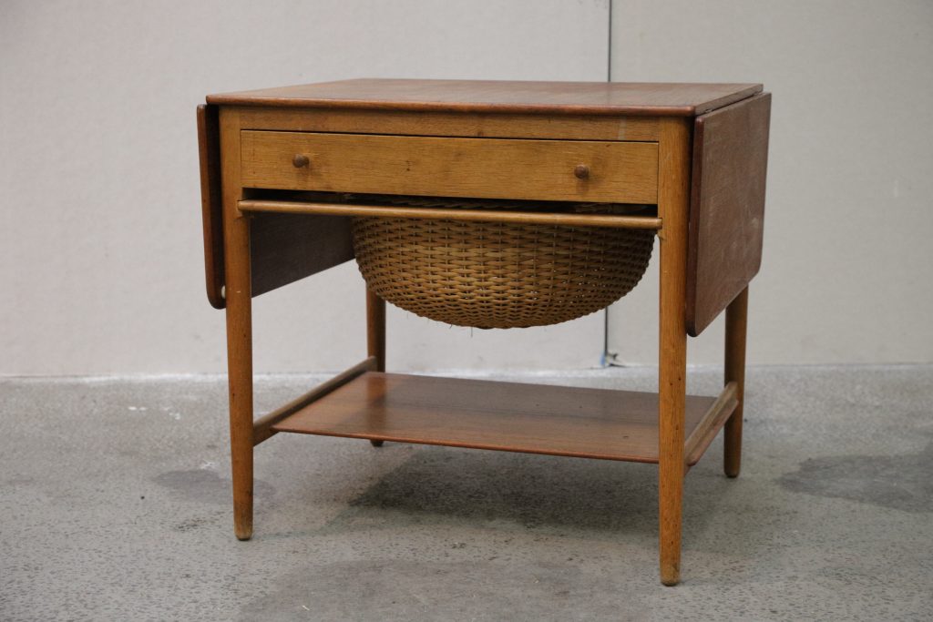 Sybord i massiv teaktræ og egetræ, GETAMA, Hans J. Wegner, model AT33