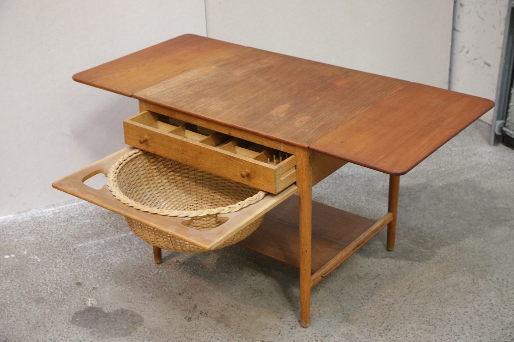 Sybord i massiv teaktræ og egetræ, GETAMA, Hans J. Wegner, model AT33