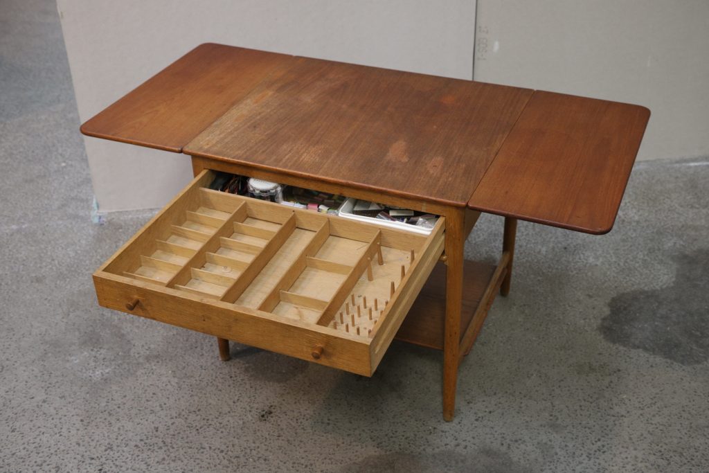 Sybord i massiv teaktræ og egetræ, GETAMA, Hans J. Wegner, model AT33