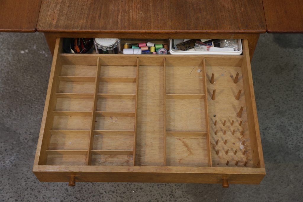 Sybord i massiv teaktræ og egetræ, GETAMA, Hans J. Wegner, model AT33