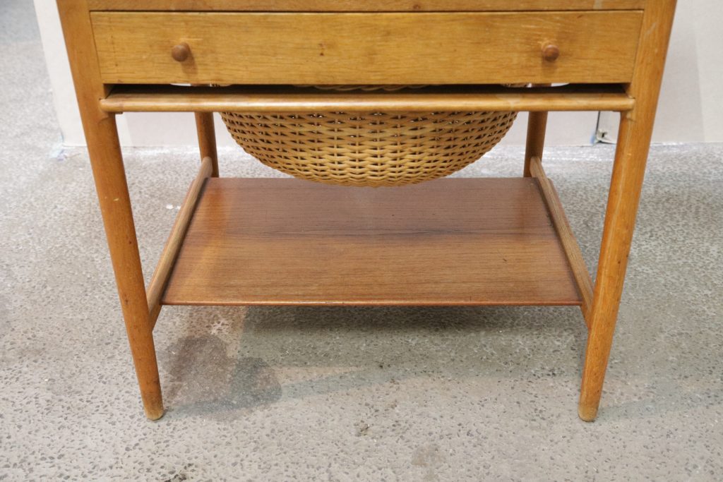 Sybord i massiv teaktræ og egetræ, GETAMA, Hans J. Wegner, model AT33