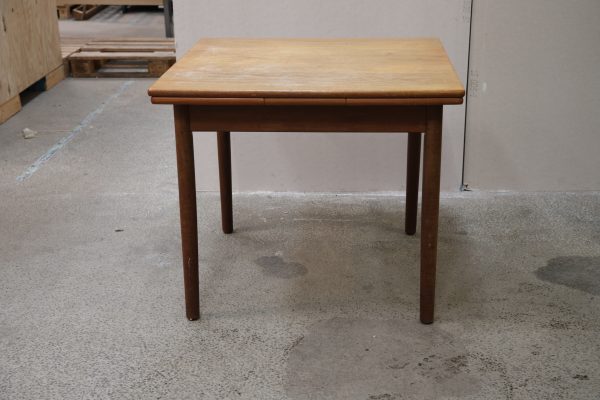 Kvadratisk spisebord i teak med hollandsk udtræk