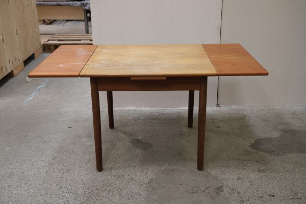 Kvadratisk spisebord i teak med hollandsk udtræk