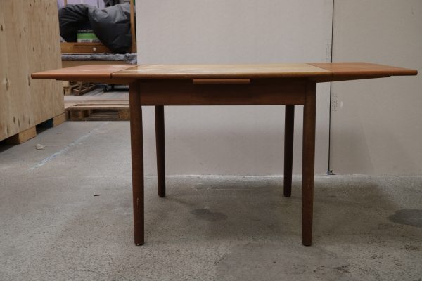 Kvadratisk spisebord i teak med hollandsk udtræk