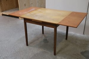 Kvadratisk spisebord i teak med hollandsk udtræk