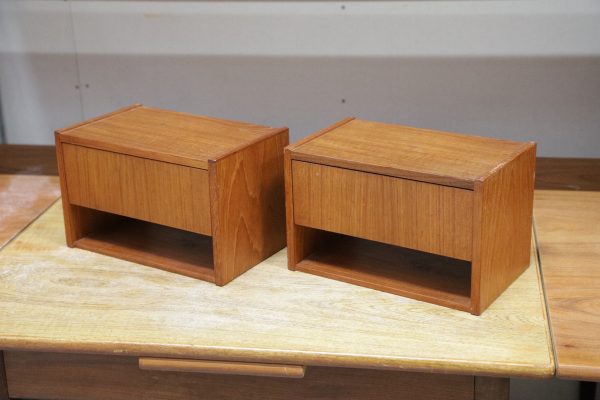 Sæt natborde i teak med hylde