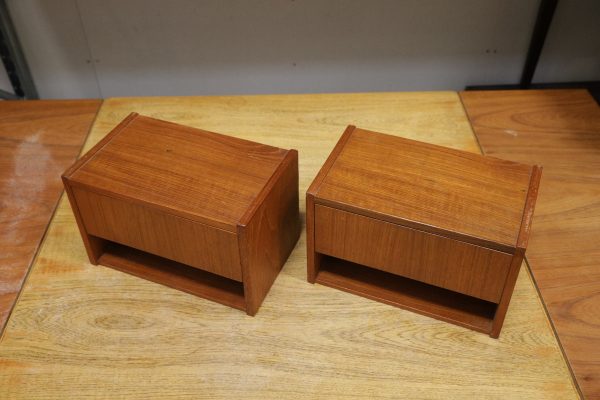Sæt natborde i teak med hylde