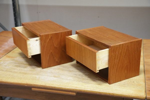 Sæt natborde i teak med hylde