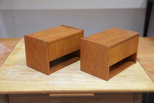 Sæt natborde i teak med hylde