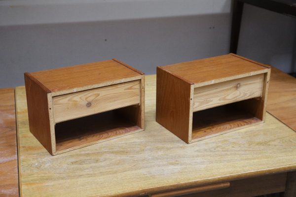 Sæt natborde i teak med hylde