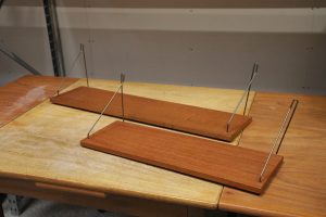 Teak hylder med messingbøjler, 2 stk