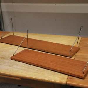Teak hylder med messingbøjler, 2 stk