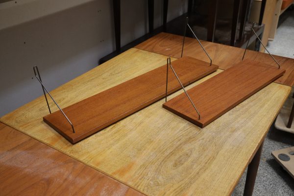 Teak hylder med messingbøjler, 2 stk