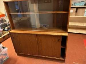 Skænk med skydelåger og vitrine, teak