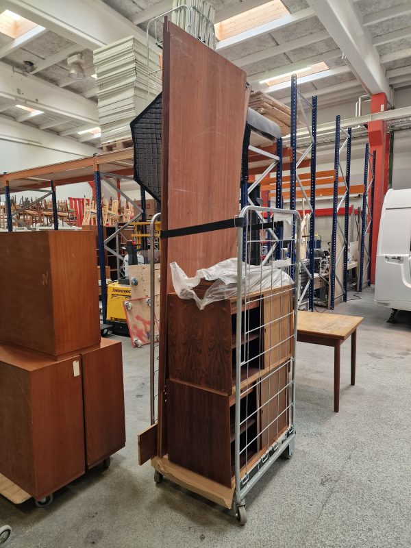 Cadovius vangereol i palisander. To fag, seks hylder og to skabe