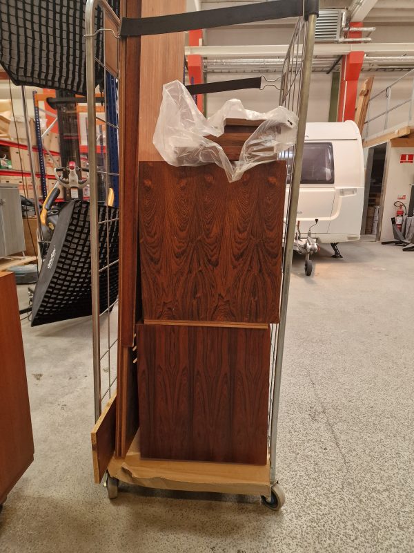 Cadovius vangereol i palisander. To fag, seks hylder og to skabe