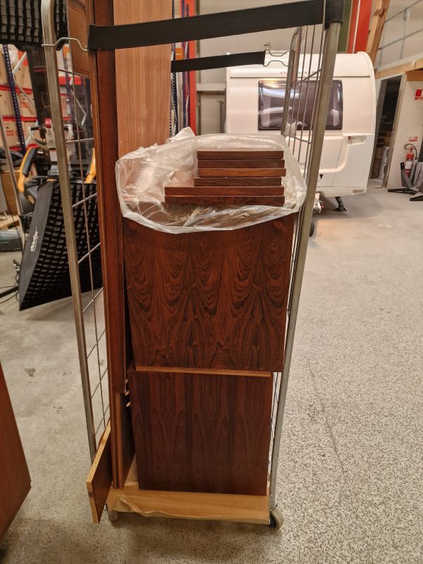 Cadovius vangereol i palisander. To fag, seks hylder og to skabe