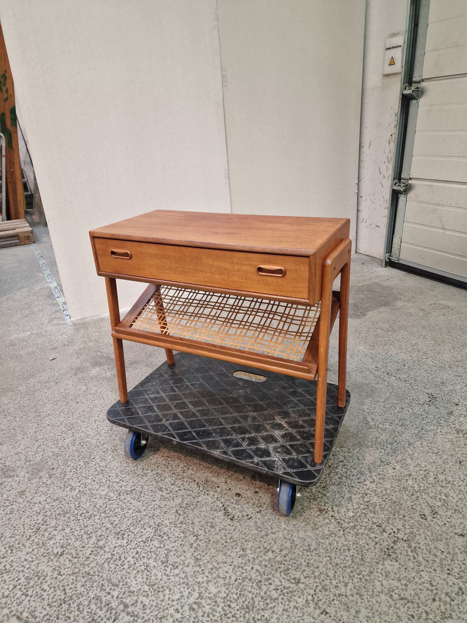 Sidebord med flethylde og skuffe, teak